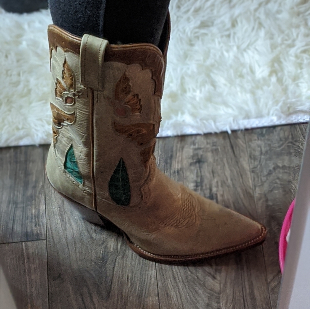 Boots - Picture 6 of 7